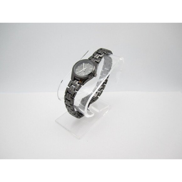 Women QMax Quartz WR Analog 25mm Dial Causal Round Watch (F637) - Picture 6 of 10